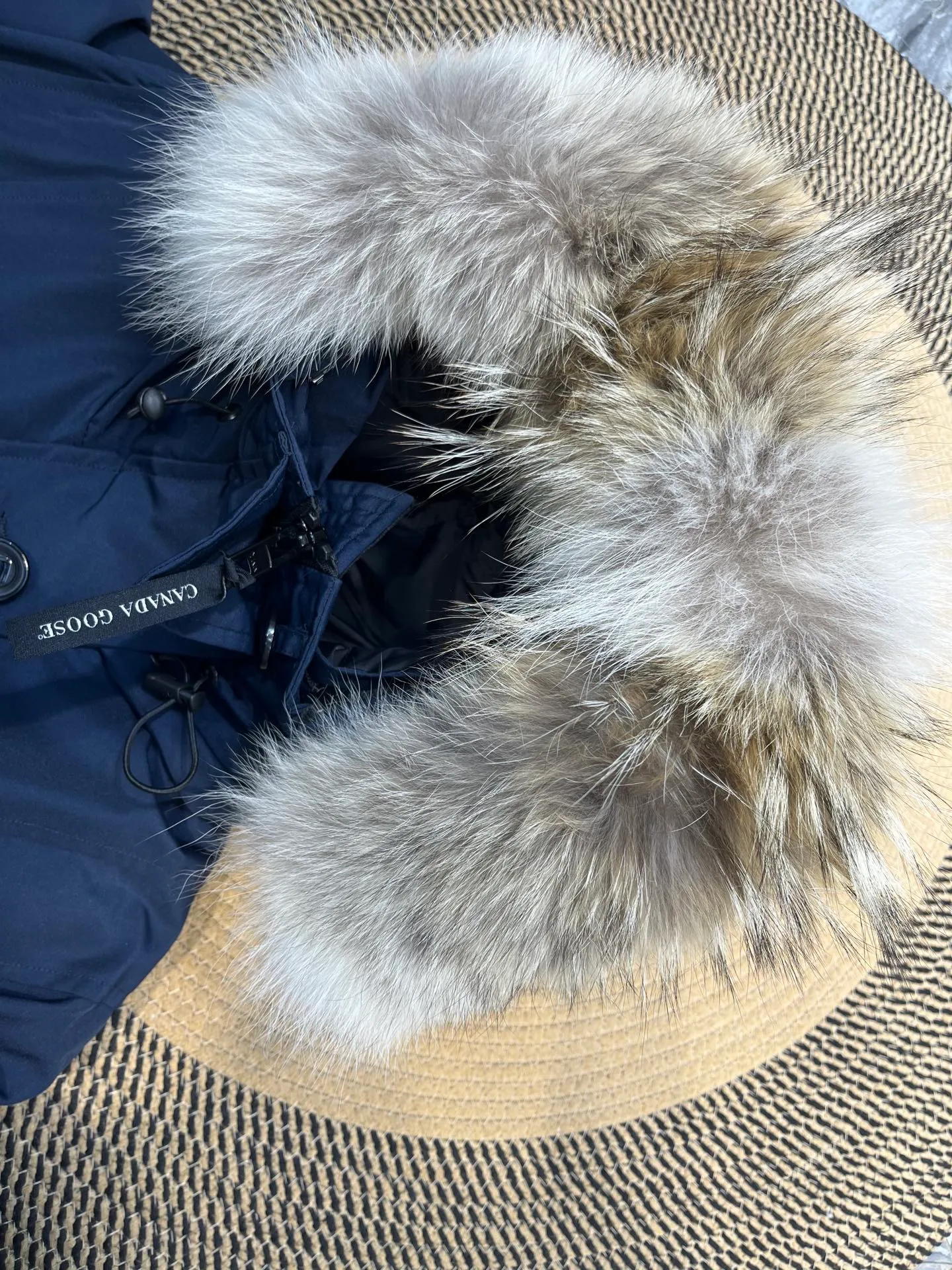 P860 Canada goose/Canada Goose 05 model 2580LA CANADA GOOSE/Canada Goose Rossclair parka women's down jacket, authentic original clothing molding, all accessories are custom-made from the original factory. This model is very unique. The zipper at the back can be opened to change into a dovetail style, with diagonal pockets and a layer of hidden pockets underneath. The official website has become a popular model. The softness and hardness of the fabric are compared with the genuine ones. It can be restored by kneading at will (fabric misunderstanding: fabrics with high hardness are not waterproof. Only those who buy the latest genuine version this year will notice the softness and comfort of the fabrics). The down is synchronized with the genuine white duck down. It is fluffy and not lumpy. The electronically controlled down charging machine is used to fill the zippers with customized genuine YKK zippers. High hardness and no lag. The fur collar is purchased from the same manufacturer as Wolf Hair. (Cooperative factory 2019 Canadian wolf skin auction and Big Goose official auction of wolf skin fur collars on the same site) All workmanship and wiring are controlled by workers with more than ten years of service. They must be horizontal and vertical, and are not crooked. The density of the inner wiring is more exquisite. Compare at will. Big goose label, collar label, washed label, hang tag, zipper rope, pocket label, back label, collar velvet, Velcro fasteners, all details of the cuffs are updated simultaneously with the original product, the best version, and the most complete color matching. The fighter in World 05 battles various world goods. Size: XS-XL